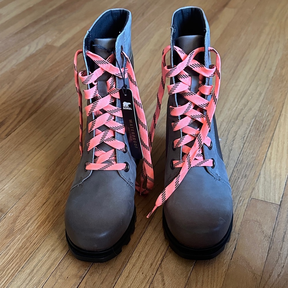 Sorel Women's Joan of arc wedges with Pink Laces